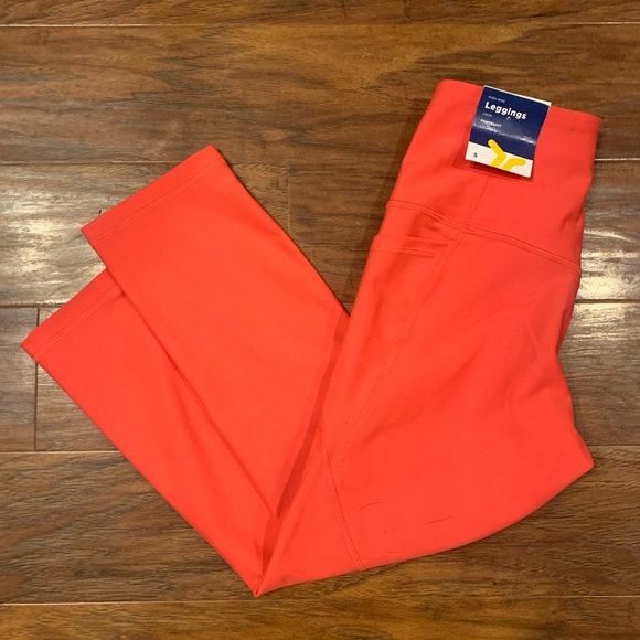 Old Navy Pants - NWT Old Navy women’s crop leggings size S ✨
